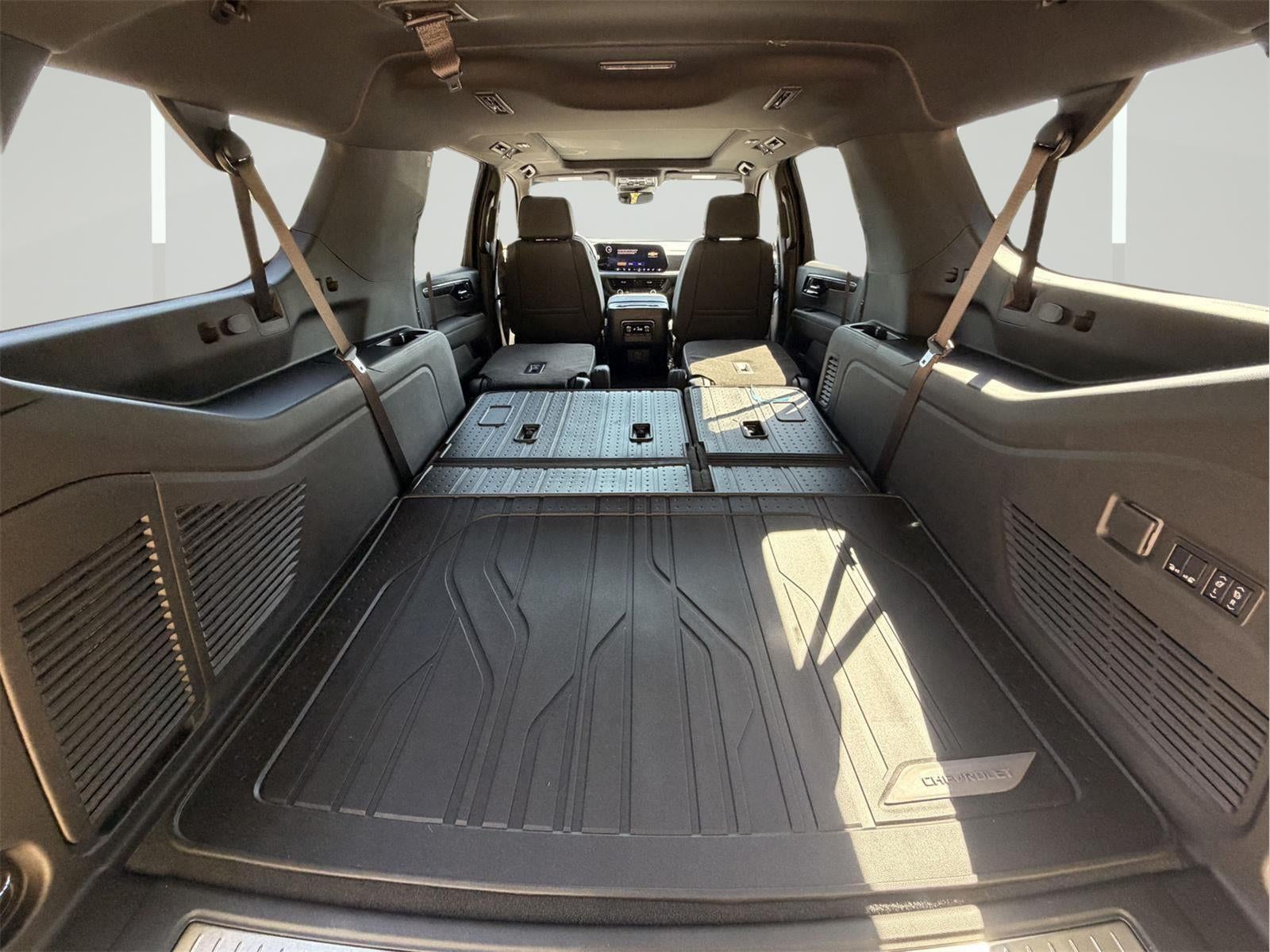 2027 Chevrolet Suburban Z71 - Photo 12