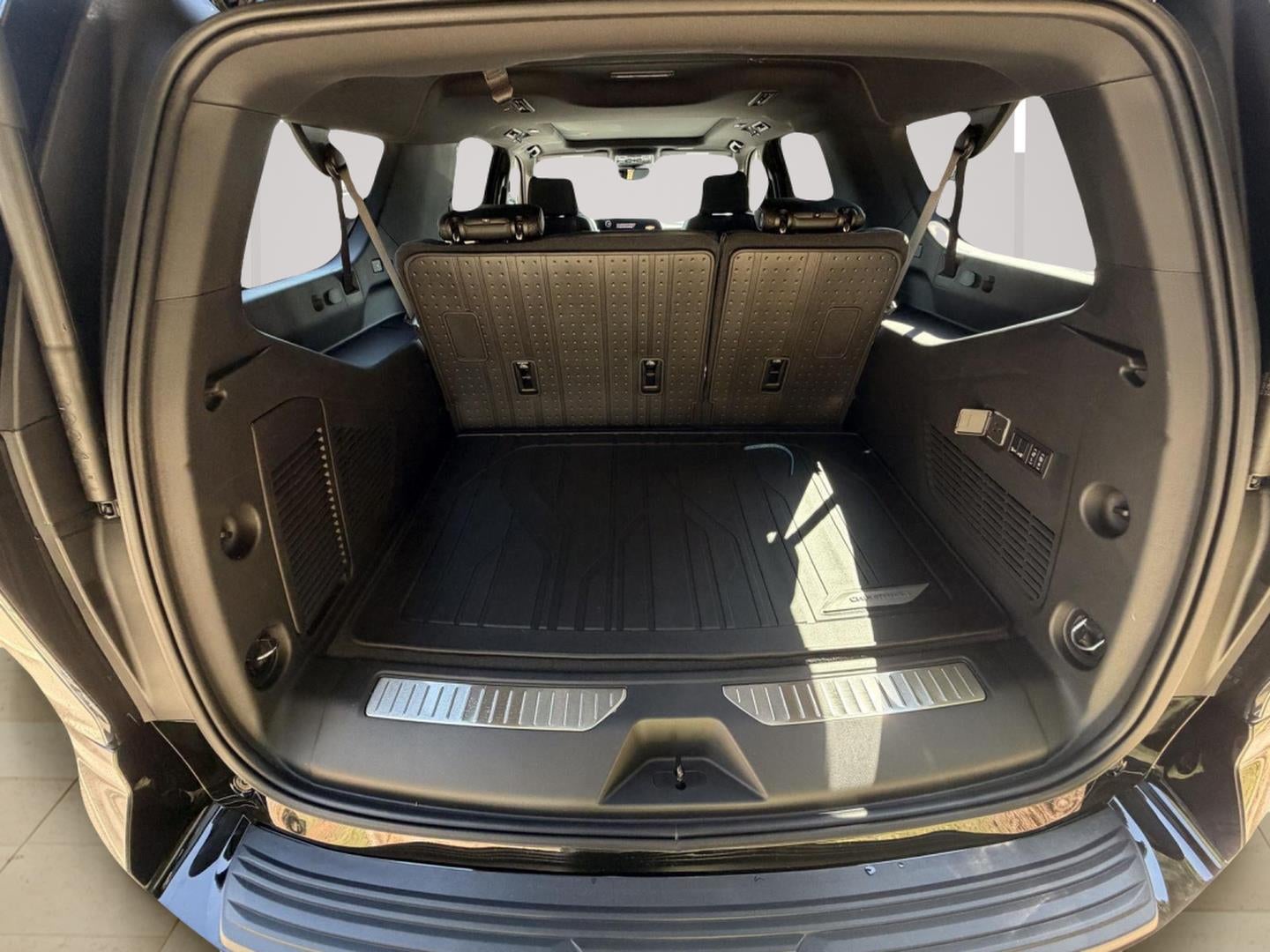 2027 Chevrolet Suburban Z71 - Photo 13