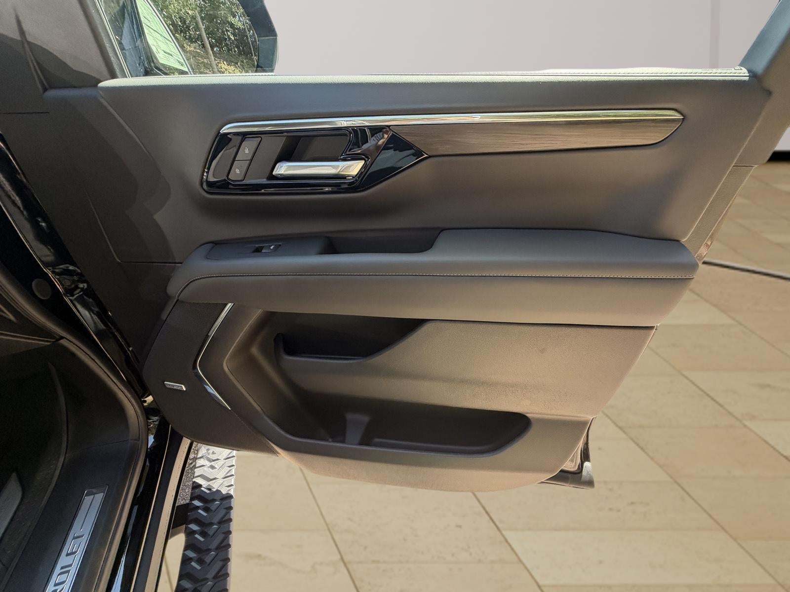 2027 Chevrolet Suburban Z71 - Photo 25